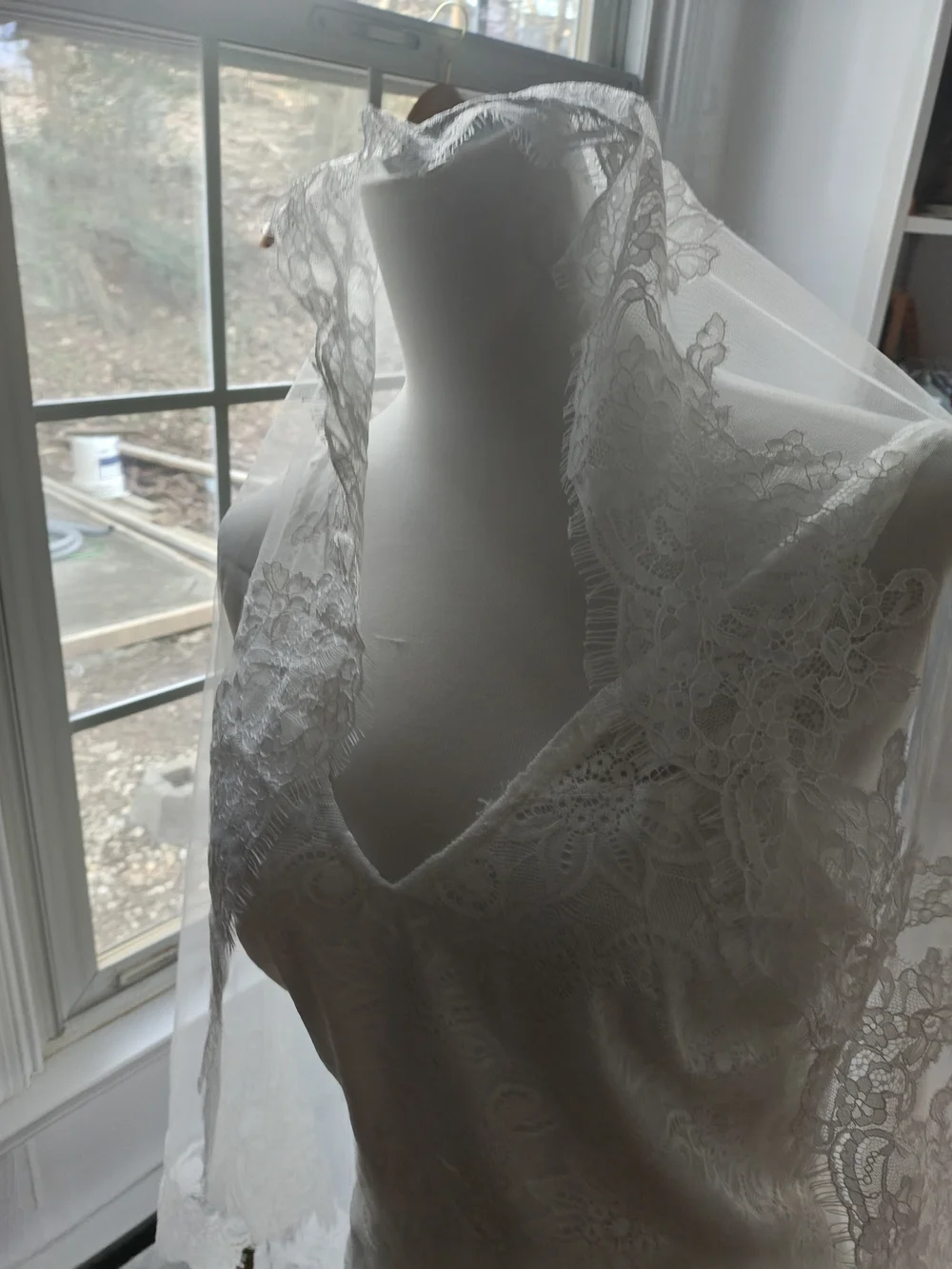 Elegant Mantilla Lace Edge Bridal Veil -  Creamy White - Picture 8 of 11
